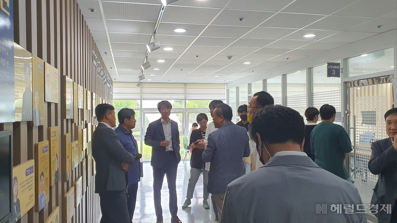 광주신세계 인근 상인들로 구성된 대책위원회는 최근 광주시청에서 강기정 광주시장 면담을 촉구하고 나섰다. 서인주 기자