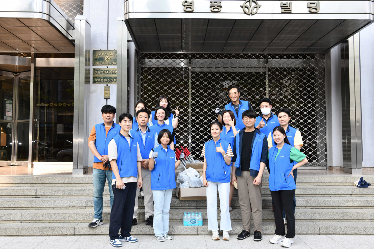 빗물받이 플로깅에 참가한 고려아연 임직원들이 플로깅 종료 후 기념촬영 하고 있다. [고려아연 제공]