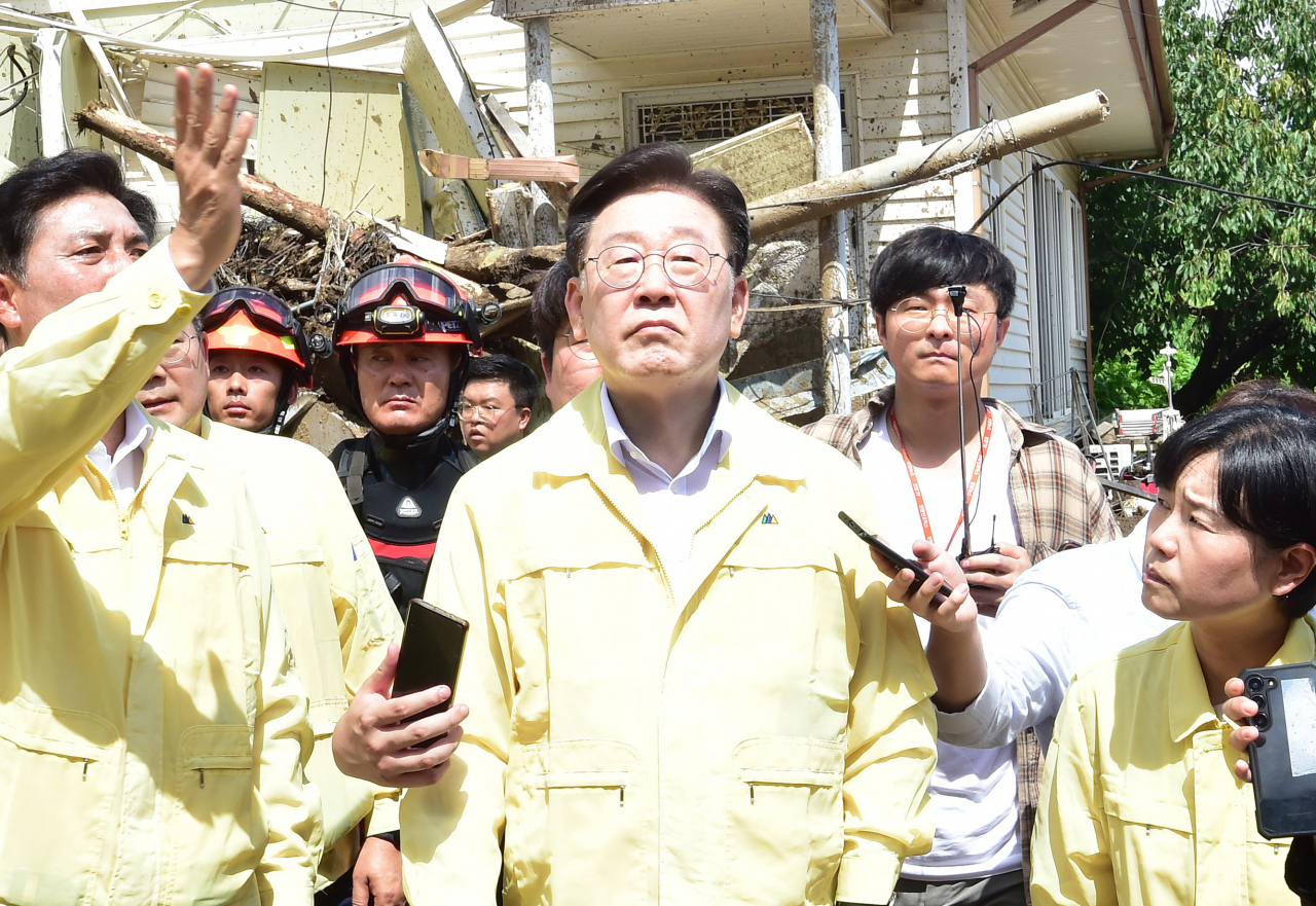 더불어민주당 이재명 대표가 19일 경북 예천군에서 폭우 피해 시설을 보고 있다. [연합]