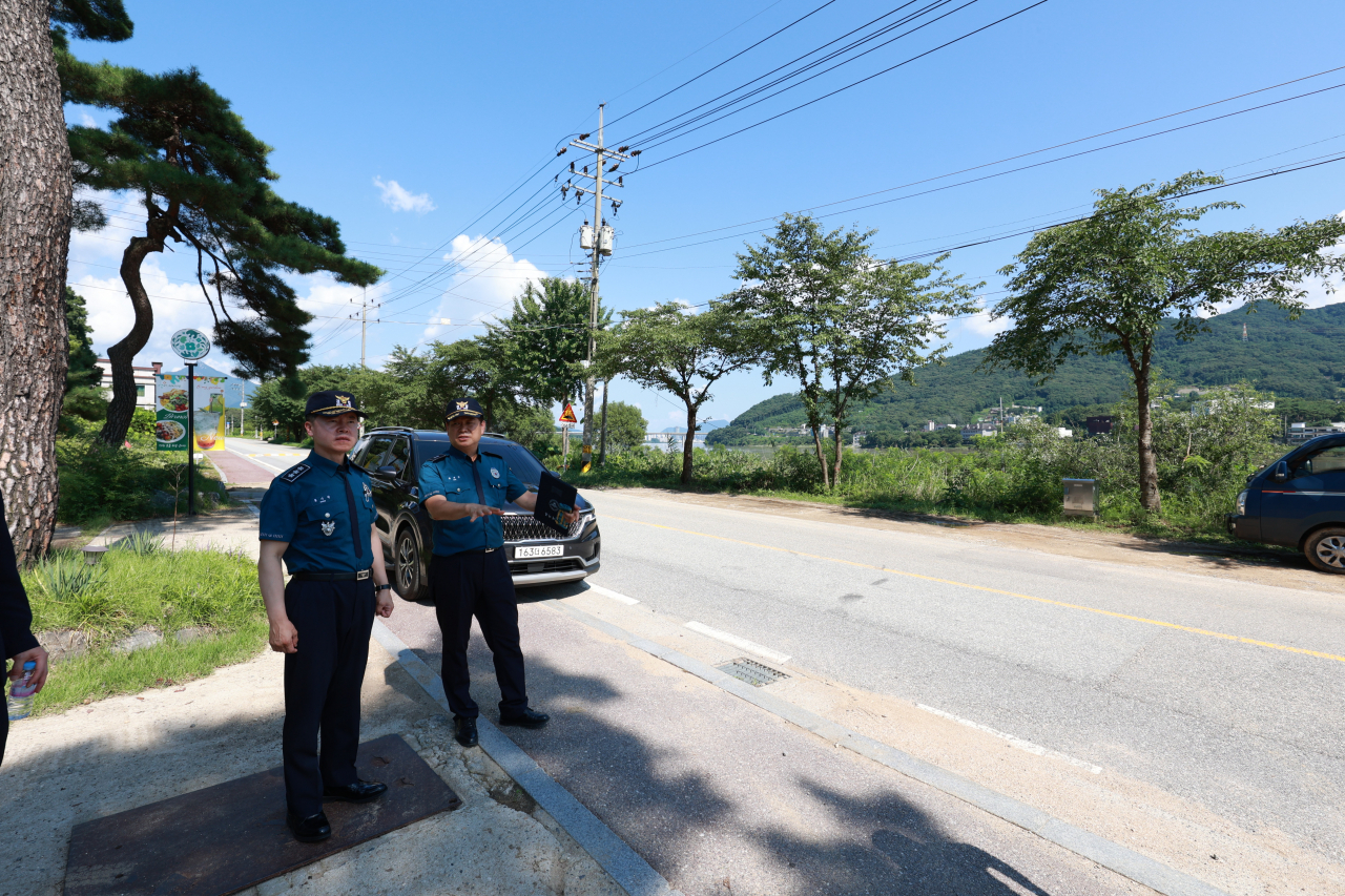 지난 19일 홍기현 경기남부경찰청장이 양평 남한강변로 현장을 점검했다. [경기남부경찰청 제공]