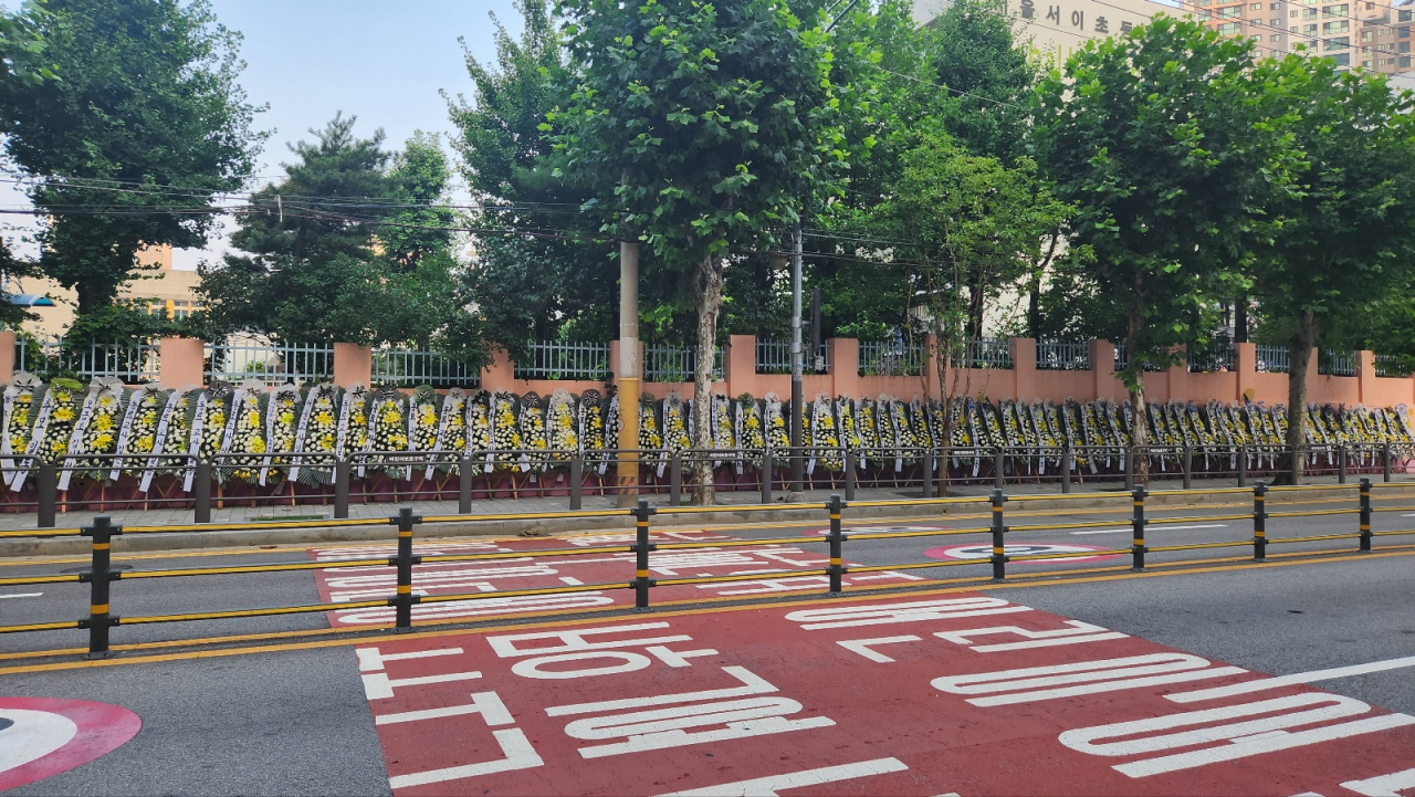 1학년 담임 교사가 사망한 서울 초등학교 앞에 추모 화환이 늘어서 있다. 안효정 기자