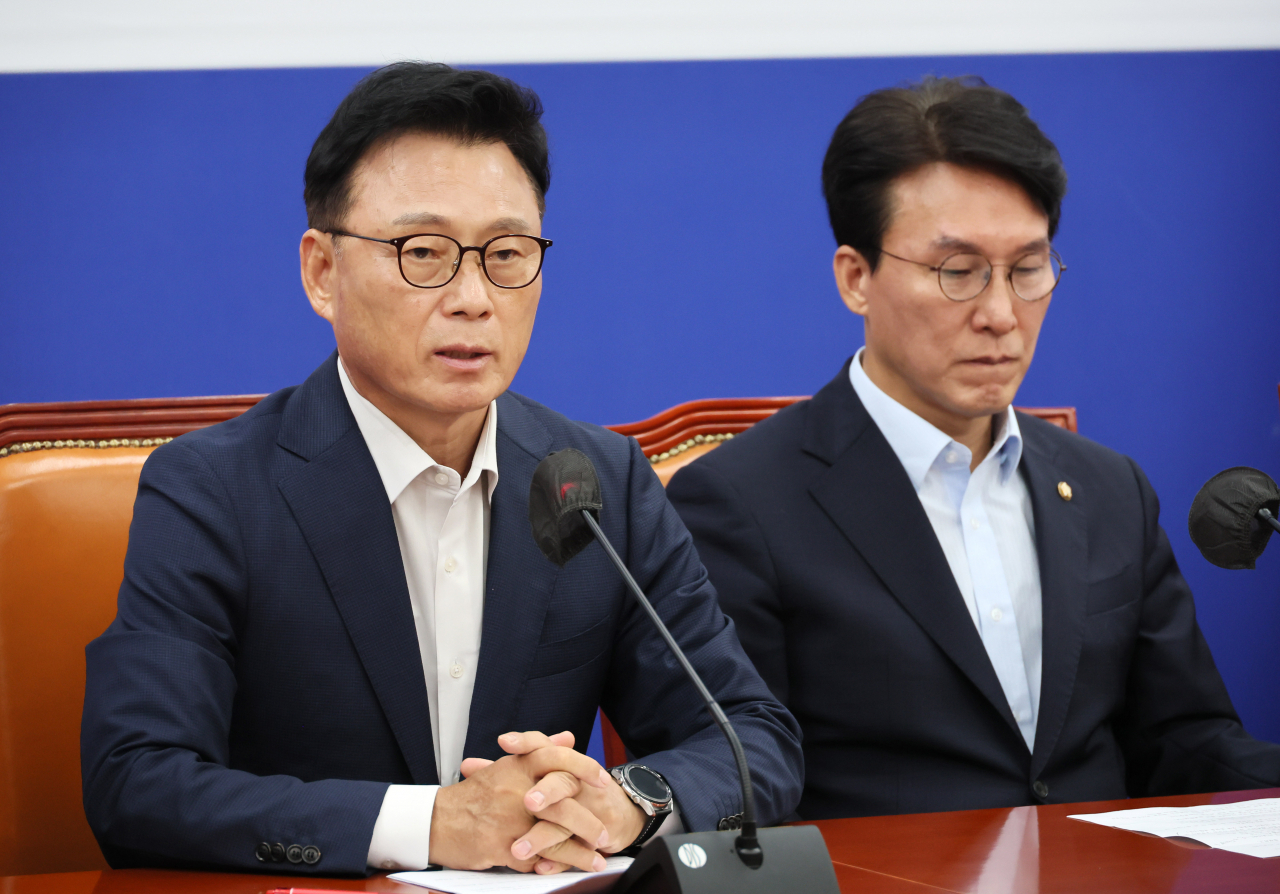 박광온 더불어민주당 원내대표가 20일 오전 국회에서 열린 정책조정회의에서 발언하고 있다. 오른쪽은 김민석 정책위의장. [연합]