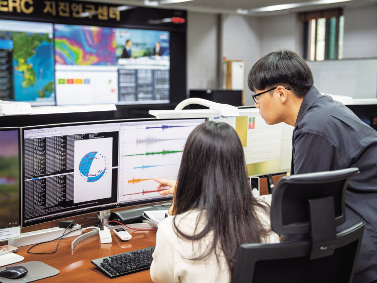 한국지질자원연구원 지진연구센터 연구원들이 지진을 분석하고 있다. [한국지질자원연구원 제공]