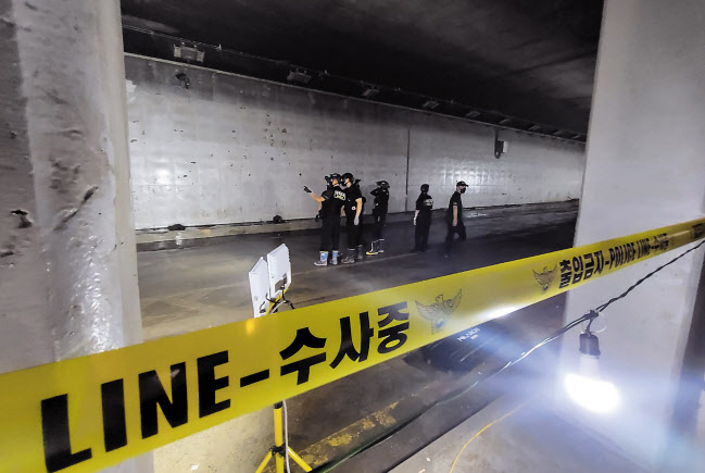 20일 오전 미호천 제방 유실로 침수된 충북 청주시 오송읍 궁평2지하차도에서 경찰 과학수사대 관계자 등이 합동감식을 하고 있다. [연합]