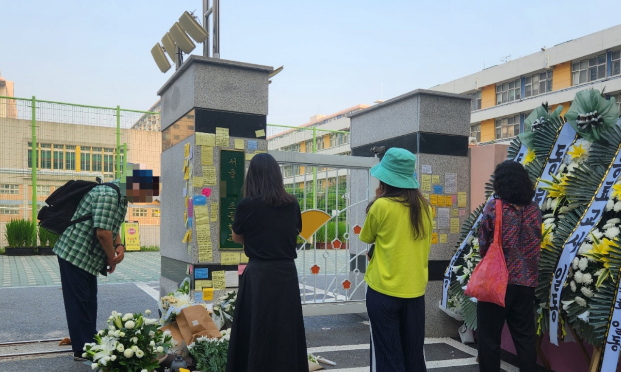20일 오전 9시께 20대 교사가 사망한 서울 서초구 한 초등학교 앞에 추모객이 모여있다. [안효정 기자]