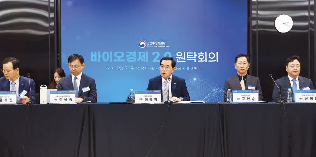 이창양(가운데) 산업통상자원부 장관이 19일 서울 동대문구 서울바이오허브에서 ‘바이오경제 2.0 원탁회의’를 주재하고 있다. [산업통상자원부 제공]