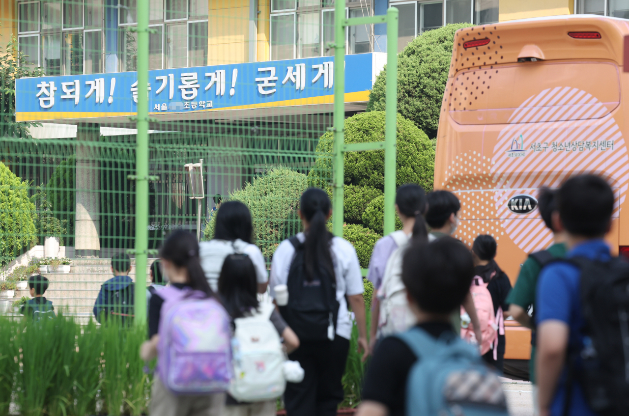 20일 오전 서초구 한 초등학교에 학생들이 등교하고 있다. 교육계에 따르면 이 학교 담임 교사 A씨가 학교 안에서 극단적 선택을 해 숨지는 일이 발생했다. 연합뉴스
