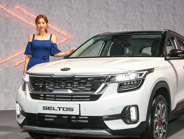 셀토스 출시 행사에서 여성 모델이 차량 옆에서 포즈를 취하고 있다. [기아 제공]