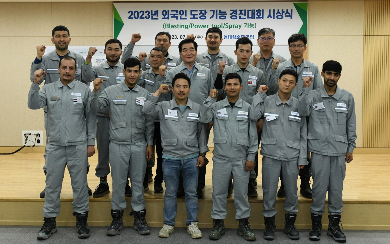 현대삼호중공업은 19일 본관 대회의실에서 최근 사내 협력회사 외국인 근로자를 대상으로 실시한 도장기능 경진대회 시상식을 열었다. [현대삼호중공업 제공]