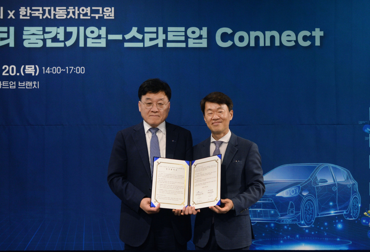 정만기(왼쪽) 한국무역협회 상근부회장과 나승식 한국자동차연구원 원장이 업무협약을 체결하고, 기념사진을 촬영하고 있다. [한국무역협회 제공]