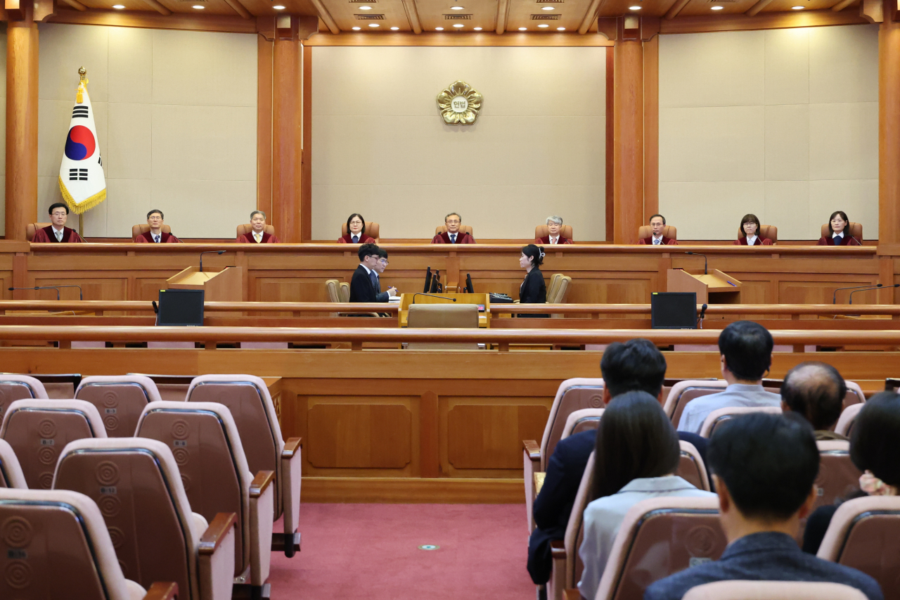 20일 오후 서울 종로구 헌법재판소 대심판정에 자리한 유남석 소장과 헌법재판관들. [연합]