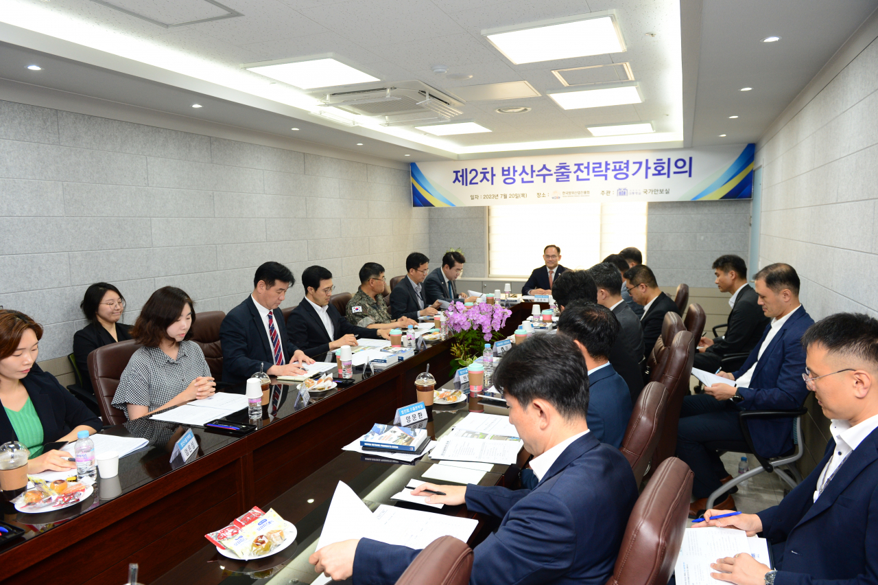 임종득 국가안보실 2차장이 20일 서울 마포구 한국방위산업진흥회에서 제2차 방산수출전략평가회의를 주재하고 있다. [연합]