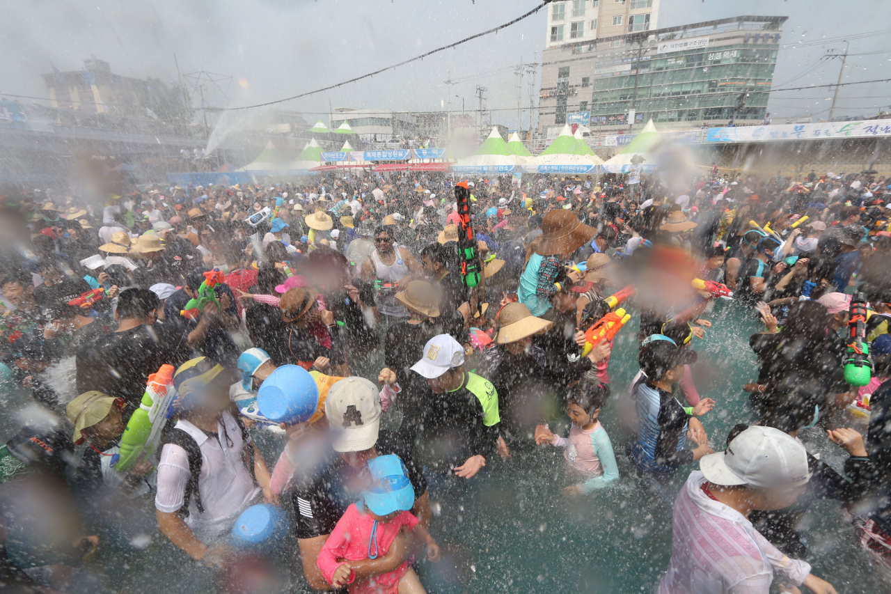 장흥 물축제, 교전 퍼레이드