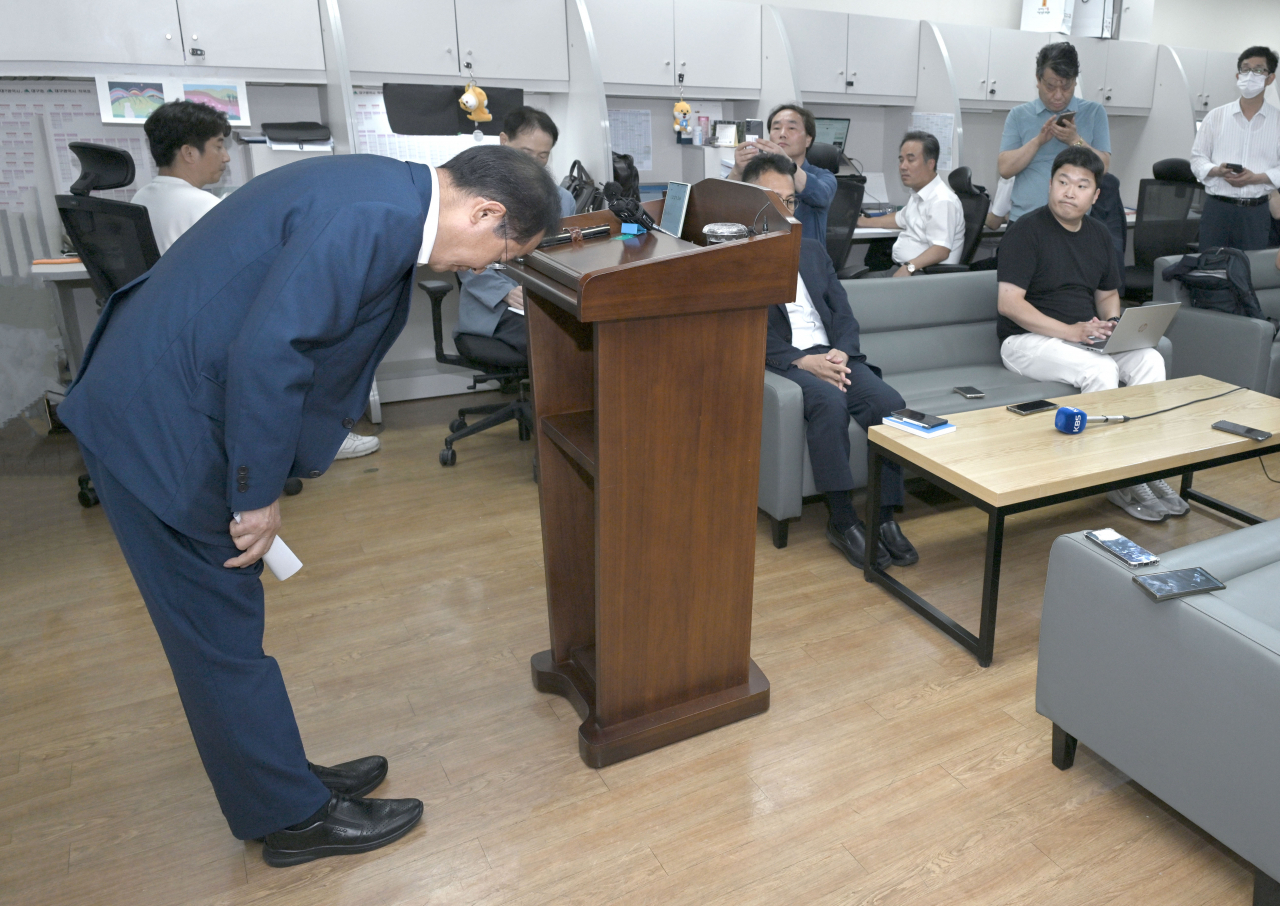 홍준표 대구시장이 '수해 골프' 논란과 관련, 19일 기자실을 찾아 유감을 표하며 머리를 숙이고 있다. [연합]