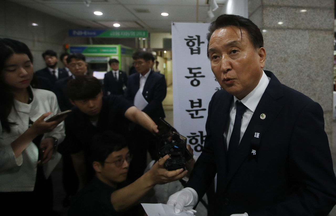 김영환 충북도지사가 20일 오전 충북도청에 마련된 청주 오송 지하차도 참사 합동분향소에 방문해 기자들의 질문에 대답하고 있다. [연합뉴스]