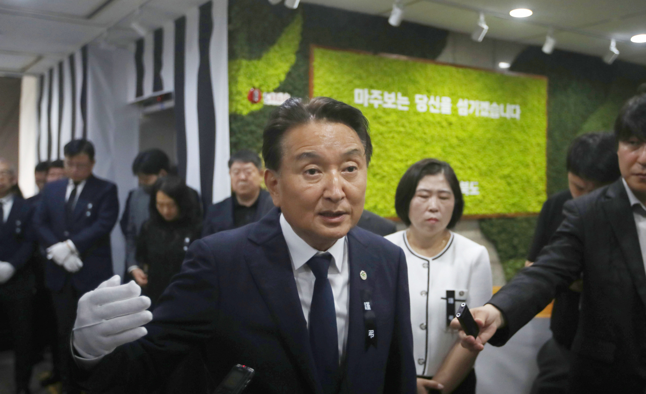 김영환 충북도지사가 20일 오전 충북도청에 마련된 청주 오송 지하차도 참사 합동분향소에 방문해 기자들의 질문에 대답하고 있다. [연합뉴스]