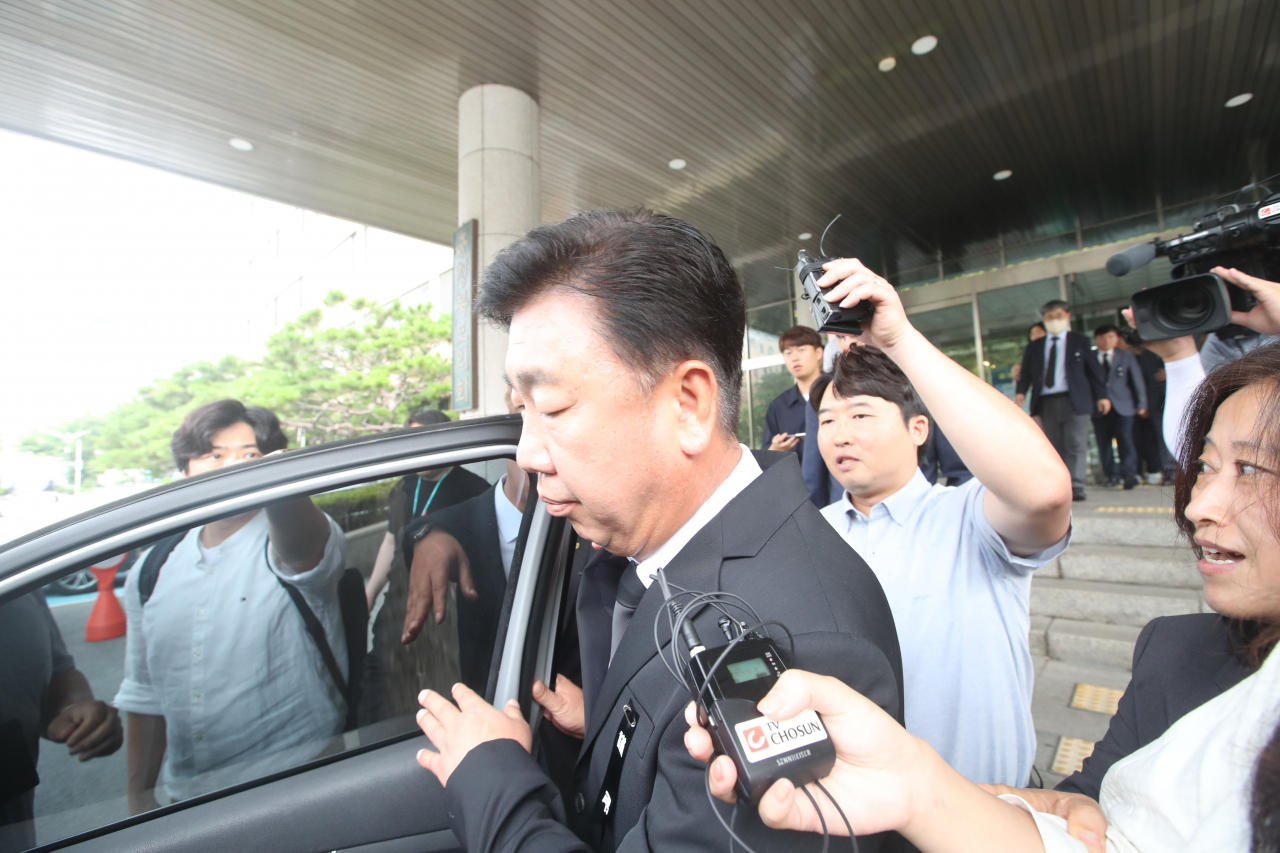 이범석 청주시장이 20일 충북도청에 마련된 청주 오송 지하차도 참사 합동분향소에 방문한 뒤 기자들의 질문에 대답하지 않고 차량에 탑승하고 있다. [연합뉴스]