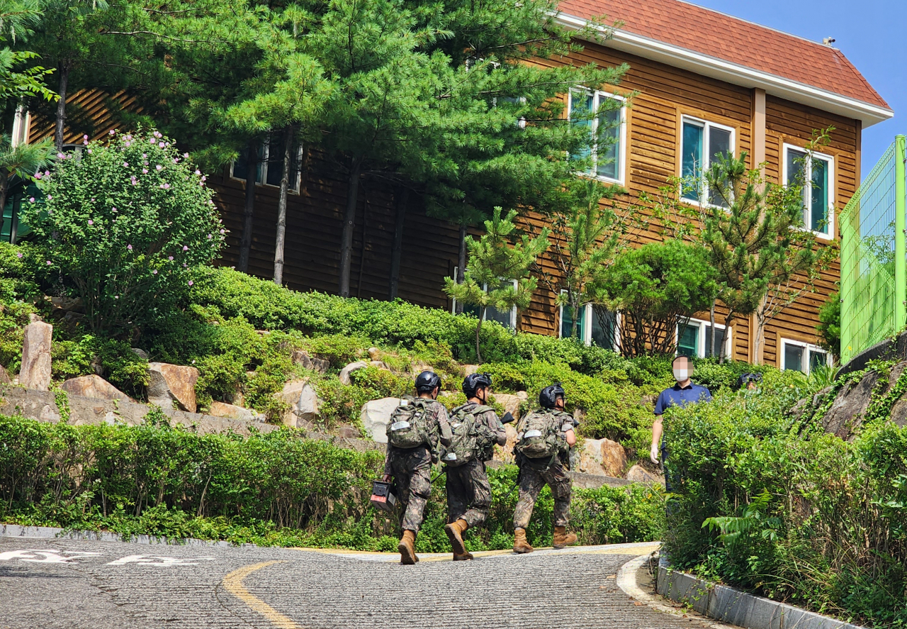 20일 오후 독극물 의심 소포가 발견된 울산의 한 장애인 복지시설에 군인들이 진입하고 있다. [연합]