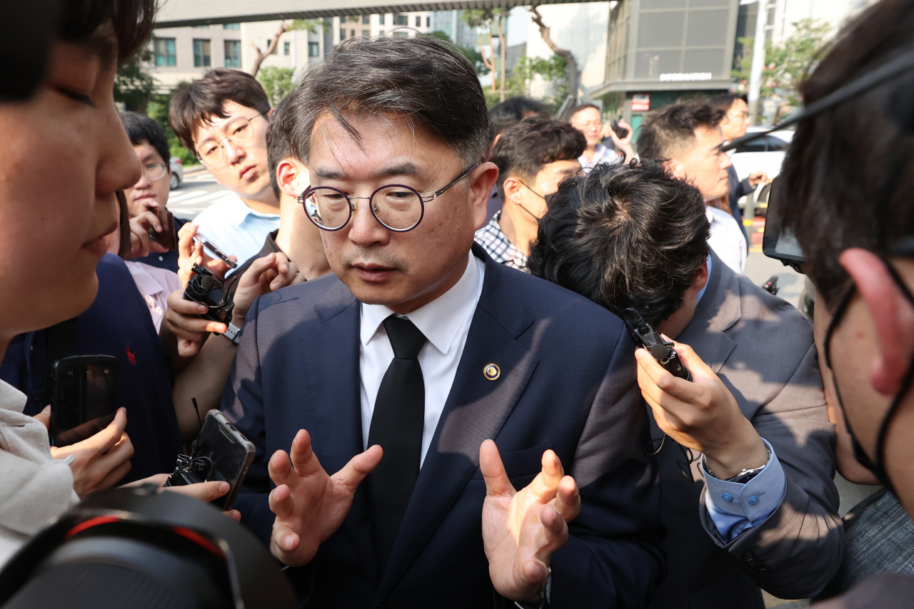 장상윤 교육부 차관이 20일 오후 서울 서초구 서이초등학교를 찾아 취재진의 질문에 답하고 있다. 교육계에 따르면 이 학교 담임 교사 A씨가 학교 안에서 극단적 선택을 해 숨지는 일이 발생했다. [연합]
