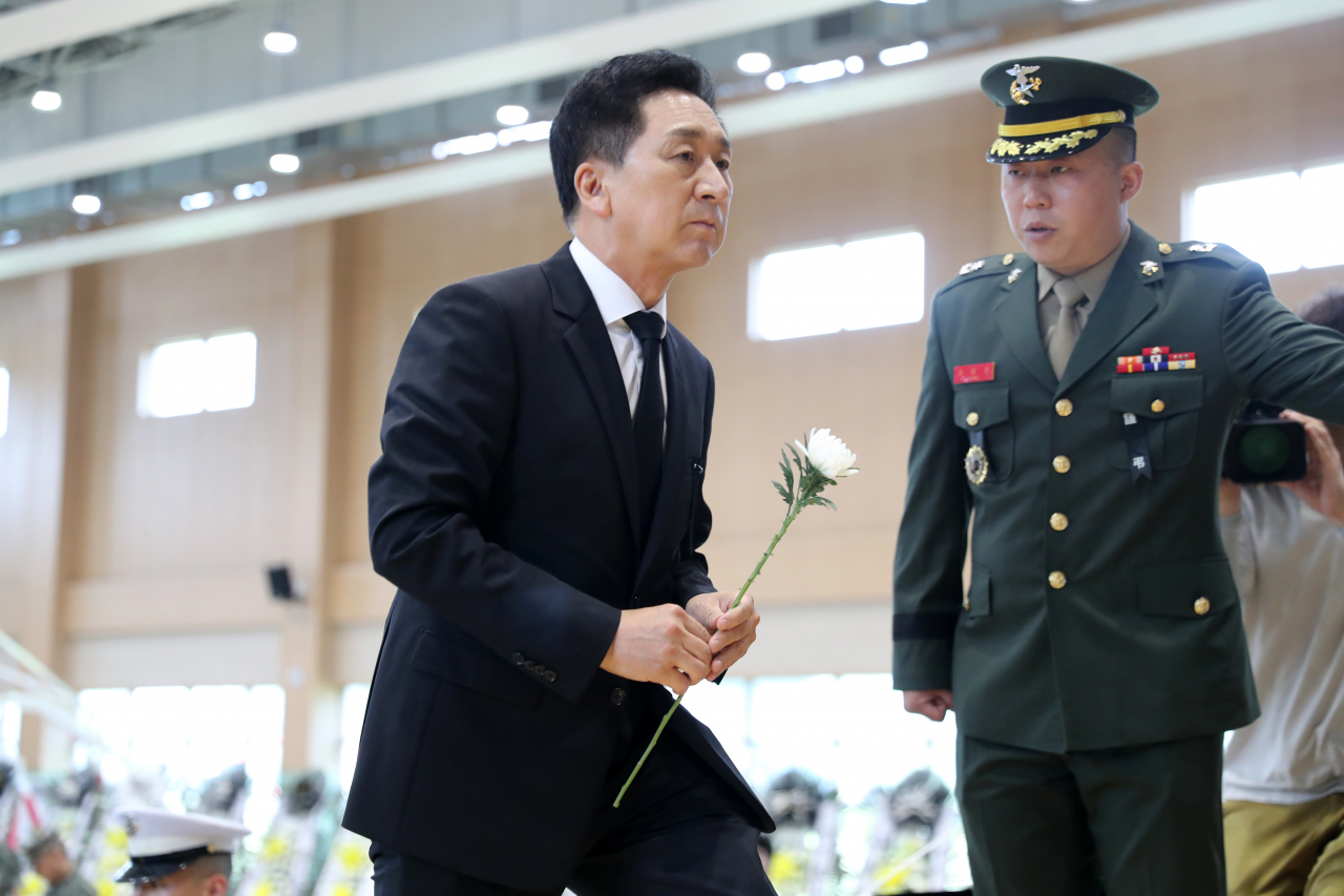 경북 예천 실종자 수색에 투입됐다가 숨진 고 채수근 상병의 분향소가 마련된 포항 해병대 1사단 내 김대식관에서 국민의힘 김기현 대표가 조문하기 위해 국화꽃을 들고 단상에 오르고 있다. [연합]