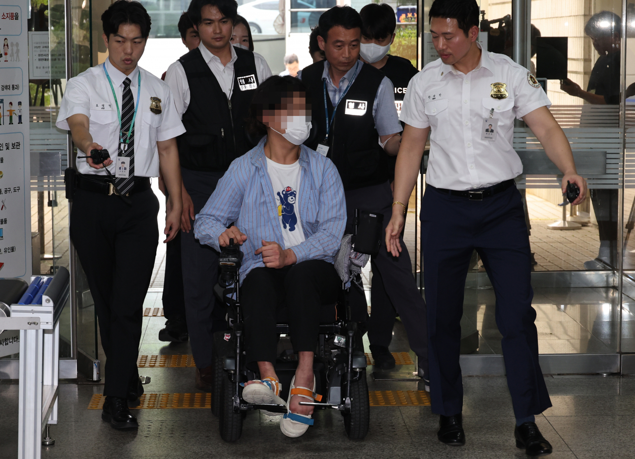 버스정류장에서 시위하다 경찰관을 다치게 해 현행범으로 체포된 전국장애인차별철폐연대 활동가 유진우 씨가 20일 서초구 중앙지법에서 열린 구속전피의자심문에 출석하고 있다. [연합]