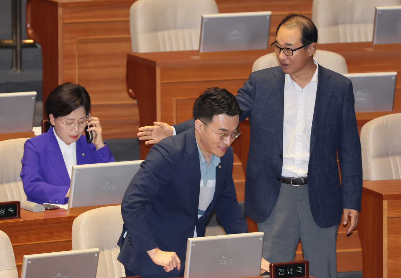 무소속 김남국 의원이 18일 국회 본회의에 출석해 무소속 이성만 의원과 인사를 나누고 있다. [연합]