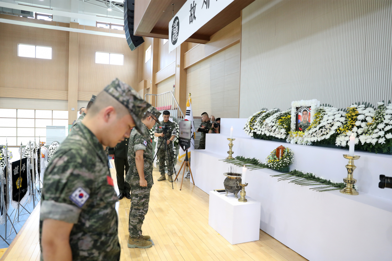 경북 예천 실종자 수색에 투입됐다가 숨진 고 채수근 상병의 분향소가 마련된 포항 해병대 1사단 내 김대식관에서 해병대원들이 조문하고 있다.[연합]
