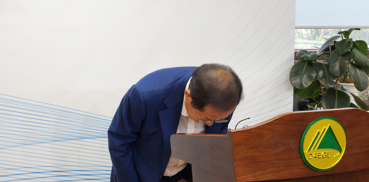 홍준표 대구시장이 '수해 골프' 논란과 관련, 19일 기자실을 찾아 유감을 표하며 머리를 숙이고 있다. [연합]