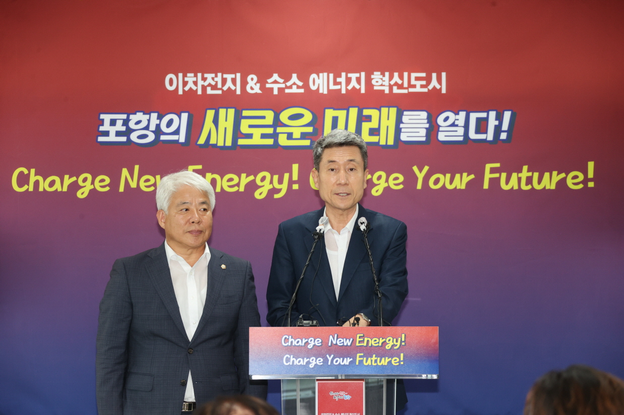 이강덕 포항시장이 20일 시청 브리핑룸에서 국가첨단전략산업 이차전지 특화단지 유치 관련 설명을 하고 있다.[포항시 제공]