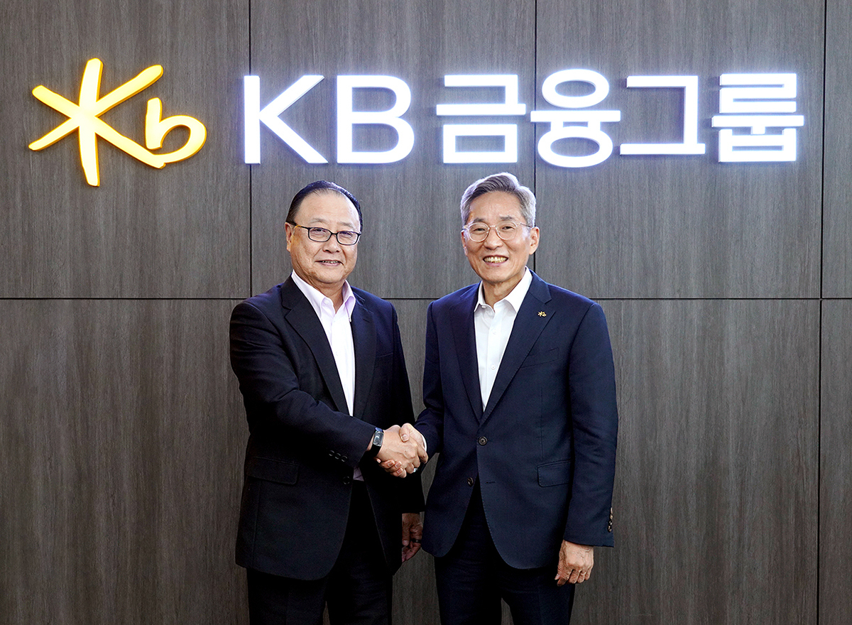 윤종규(오른쪽) KB금융그룹 회장과 사쿠라다 켄고 솜포홀딩스 회장이 기념 촬영을 하고 있다.