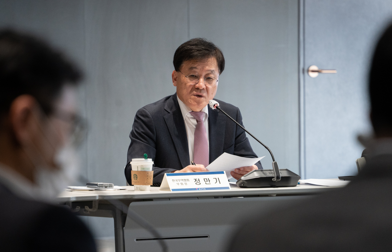 앞선 한국무역협회 회의에서 모두발언을 하고 있는 정만기 부회장. [한국무역협회 제공]