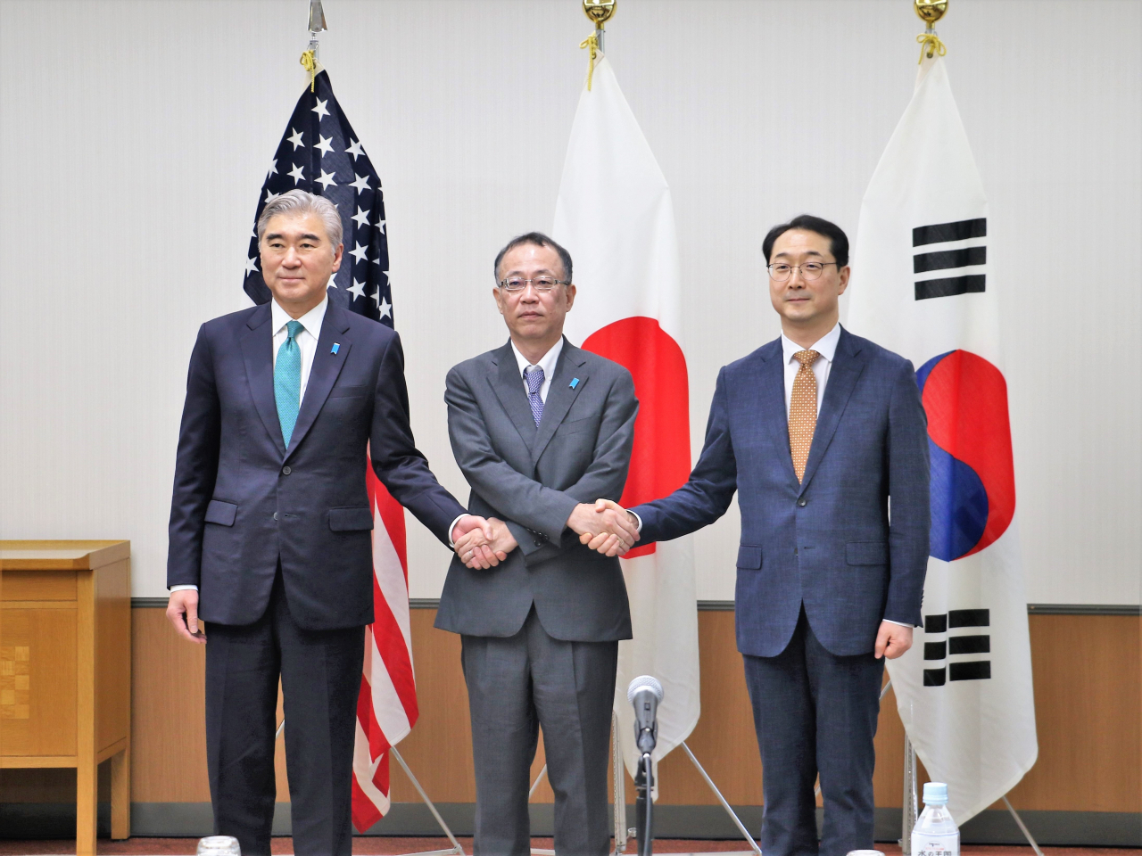 김건 외교부 한반도평화교섭본부장(오른쪽)과 성 김 미국 대북특별대표(왼쪽), 후나코시 다케히로 일본 외무성 아시아·대양주국장(가운데). [연합]