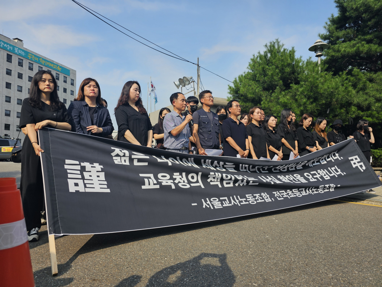 지난 20일 서울시교육청 앞에서 전국초등교사노조가 주최한 기자회견에 서울 서초구 서이초등학교에서 극단적 선택을 한 신규교사의 유족이 참석해 철저한 진상 규명을 촉구하고 있다. 박지영 기자