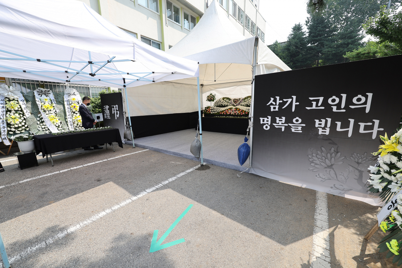 21일 오전 서울 강남서초교육지원청에 극단적 선택을 한 서이초등학교 담임 교사 A씨를 추모하는 분향소가 마련돼 있다. [연합]