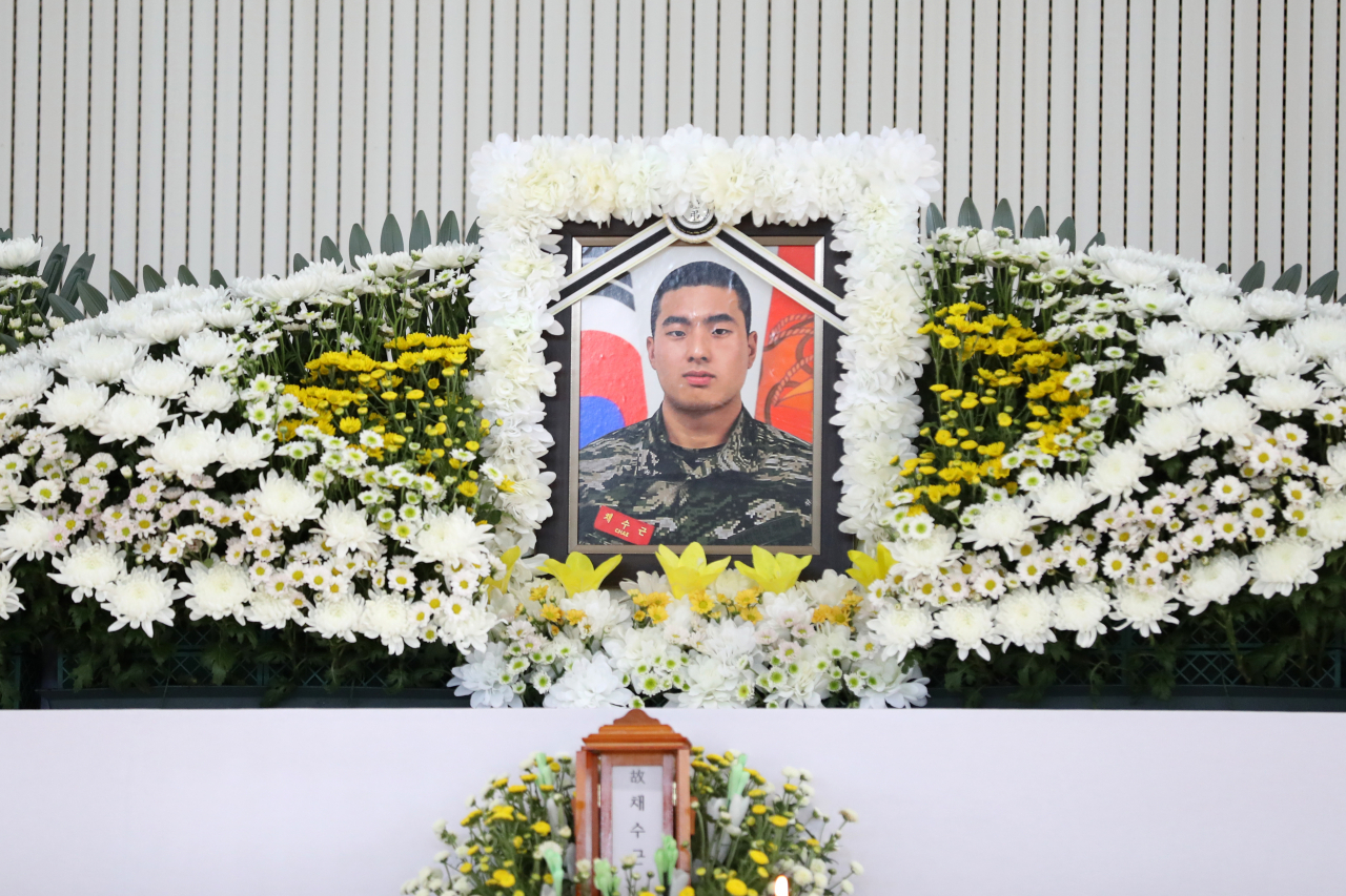 경북 예천 실종자 수색에 투입됐다가 숨진 고 채수근 상병 분향소가 마련된 포항 해병대 1사단 내 김대식관에 고인의 사진이 놓여 있다. [연합]