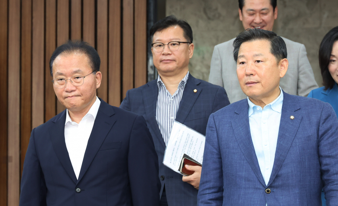 윤재옥 국민의힘 원내대표와 이철규 사무총장이 21일 오전 서울 여의도 국회에서 열린 원내대책회의에 참석하고 있다. [연합]