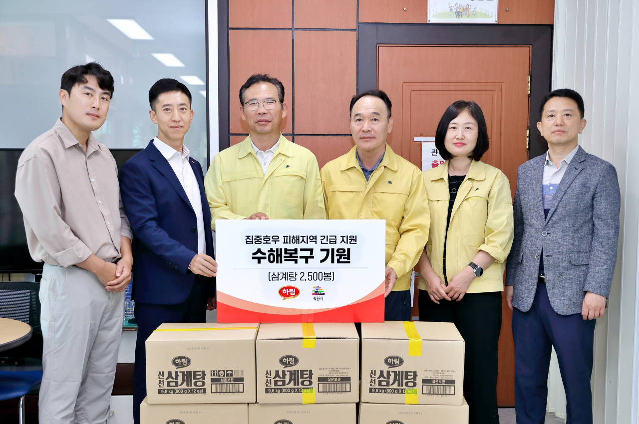 집중호우 피해지역 긴급 지원 전달식에 참석한 하림 직원들과 전민호(왼쪽 세 번째) 망성면장, 이강홍(오른쪽 세 번째) 낭산면장 등 익산시 관계자들 [하림 제공]