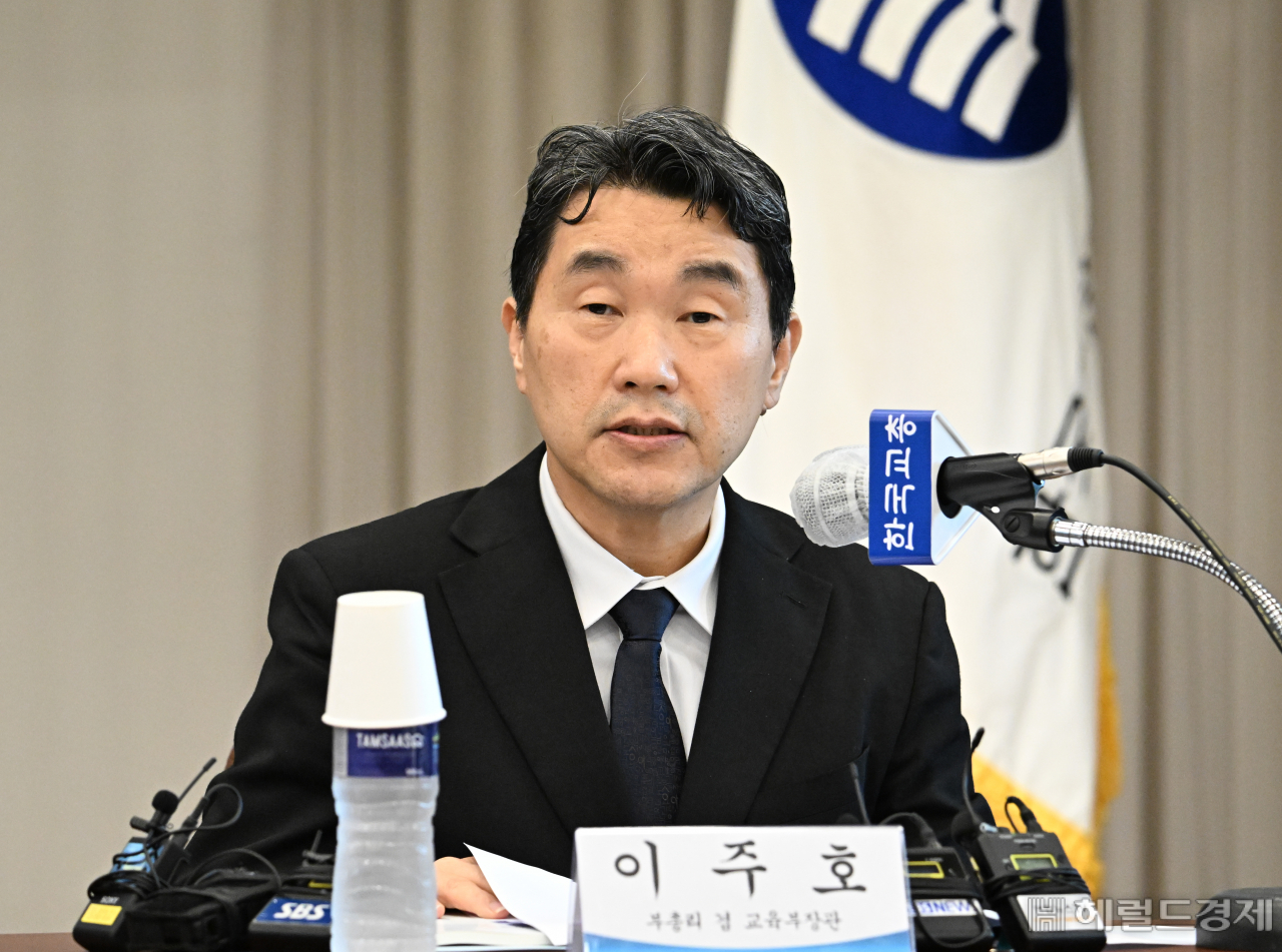이주호 사회부총리 겸 교육부장관이 21일 서울 서초구 교총회관에서 열린 ‘교권확립을 위한 현장 간담회’에 참석해 모두발언을 하고 있다. 이 부총리는 이날 교권 침해 유형이 다변화하고 정도도 심해지고 있다면서, 교원의 정당한 교육활동이 법적으로 충분히 보장되도록 학생인권조례를 재정비하고 제기되는 문제점을 해결해 나가겠다고 밝혔다. 임세준 기자