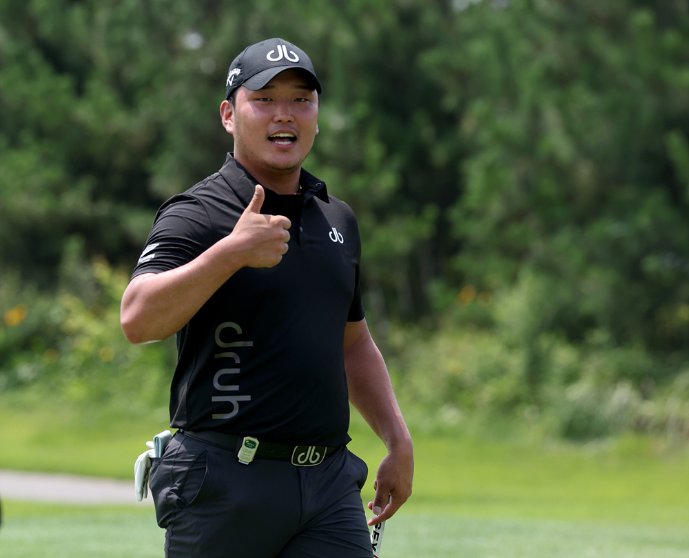1라운드 선두로 나선 황도연이 12번홀에서 버디를 잡아낸 뒤 엄지를 들어보이고 있다.[KPGA 제공]