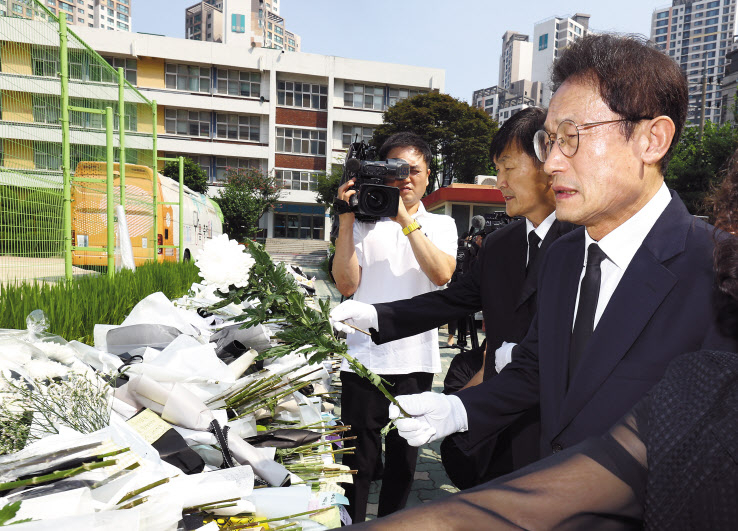 조희연 서울시 교육감이 21일 서울 서초구 서이초등학교에서 지난 18일 숨진 교사의 추모공간에 헌화하고 있다. 교직생활 2년차 젊은 교사의 비극에 동료 교사와 시민들의 추모 발길이 이어지는 가운데 서울시교육청은 교육청 본청과 강남서초교육지원청에 분향소를 설치해 오는 23일까지 운영할 계획이다. [연합]