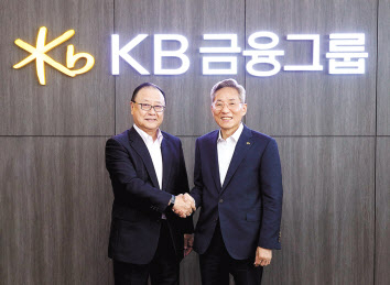 윤종규(오른쪽) KB금융그룹 회장과 사쿠라다 켄고 솜포홀딩스 회장이 기념 촬영을 하고 있다.