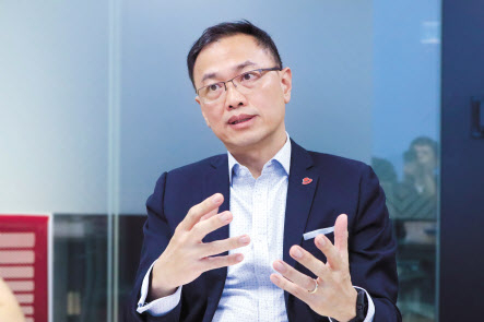 다니엘 아우 레드햇 아태지역 엔터프라이즈 부문 세일즈 부사장이 서울 삼성동 아셈타워에서 진행된 인터뷰에서 오픈소스 문화 확산에 대해 말하고 있다. [레드햇 제공]