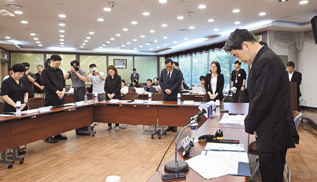 이주호(오른쪽) 사회부총리 겸 교육부 장관이 21일 서울 서초구 교총회관에서 열린 ‘교권확립을 위한 현장 간담회’에 참석해 지난 18일 극단적 선택을 한 교사를 추모하는 묵념을 하고 있다. 이 부총리는 이날 간담회 모두발언을 통해 “교권 침해 유형이 다변화하고 정도도 심해지고 있다며 교원의 정당한 교육활동이 법적으로 충분히 보장되도록 학생인권조례를 재정비하고 제기되는 문제점을 해결해 나가겠다”고 밝혔다. 임세준 기자
