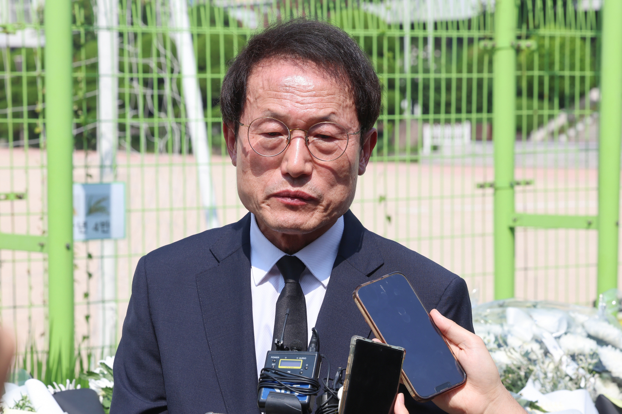 조희연 서울시 교육감이 21일 서울 서초구 서이초등학교에 마련된 고인이 된 교사 A씨 추모공간을 찾아 조의를 표한 뒤 취재진과 인터뷰하고 있다. [연합뉴스]