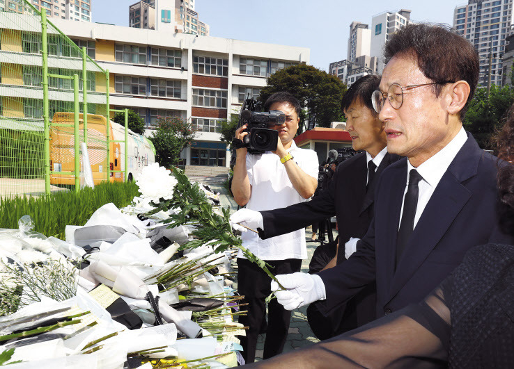 조희연 서울시 교육감이 21일 서울 서초구 서이초등학교에서 지난 18일 숨진 교사의 추모공간에 헌화하고 있다. [연합]