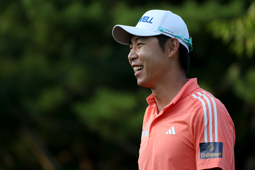 최진호가 2라운드 오전조로 나서 즁건 선두에 올랐다.시작 전 환하게 웃는 모습.[KPGA 제공]