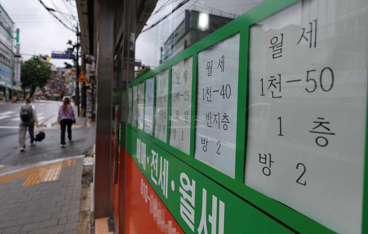 21일 오후 서울의 한 부동산중개업소 앞에 월세 가격이 나와있는 모습. [연합]