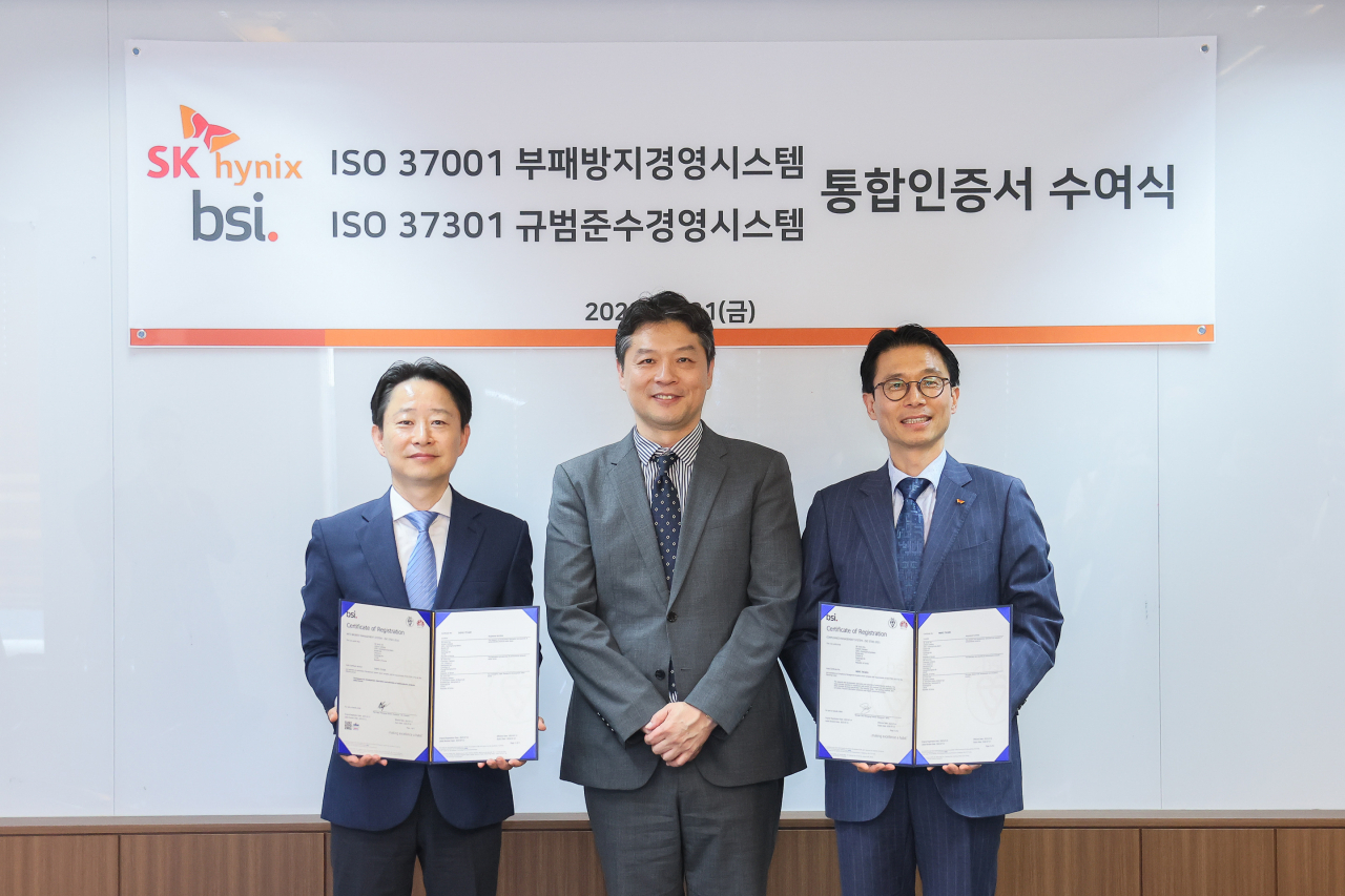 (왼쪽부터) 박수만 SK하이닉스 부사장, BSI 코리아 임성환 대표, 김윤욱 SK하이닉스 부사장 [SK하이닉스 제공]