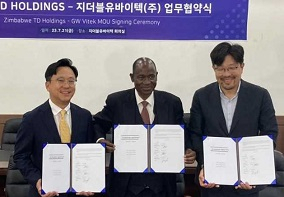 양재원 지더블유바이텍 대표(왼쪽부터), 기드온 고노 TD홀딩스 회장, 김승일 큐러블 대표가 백신공급 관련 업무협약을 하고 있다. [지더블유바이텍 제공]