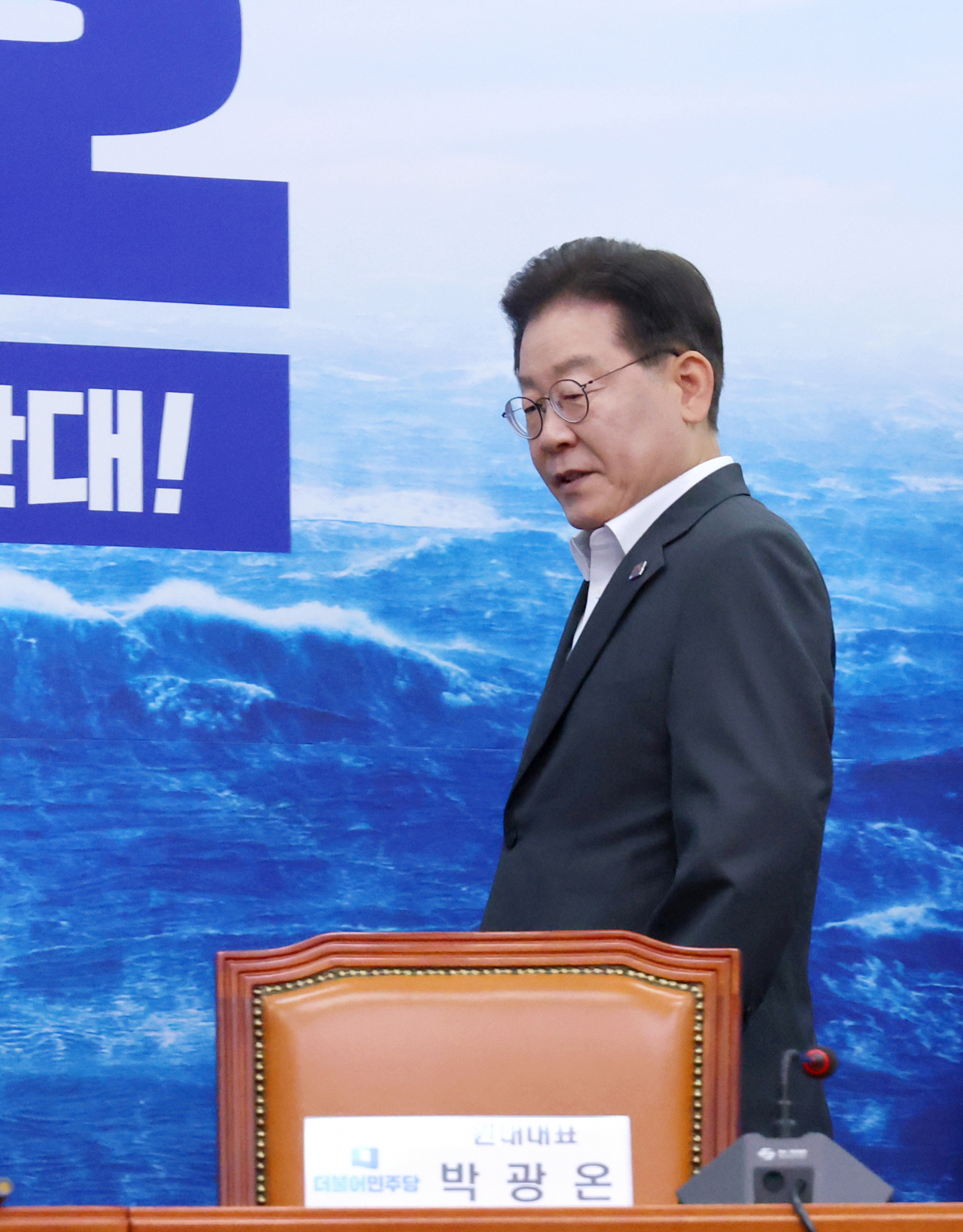 이재명 더불어민주당 대표가 21일 오전 서울 여의도 국회에서 열린 최고위원회의에 참석하고 있다. [연합]
